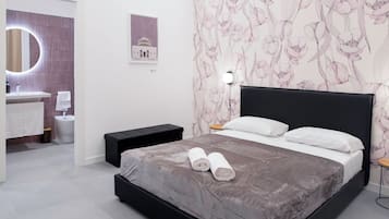 Deluxe-huone | Untuvapeitot, tallelokero huoneessa, työpöytä, silitysrauta/-lauta