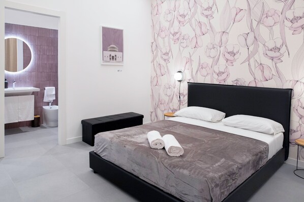 Deluxe Room | Down duvets, in-room safe, desk, iron/ironing board - Re di Roma Luxury Suites (Rome)