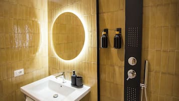 Deluxe-studiosviitti | Kylpyhuone | Suihku, hierova suihkupää, hiustenkuivaaja, bidee