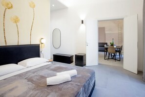 Suite estudio Deluxe | Edredón, caja de seguridad en la habitación y escritorio 