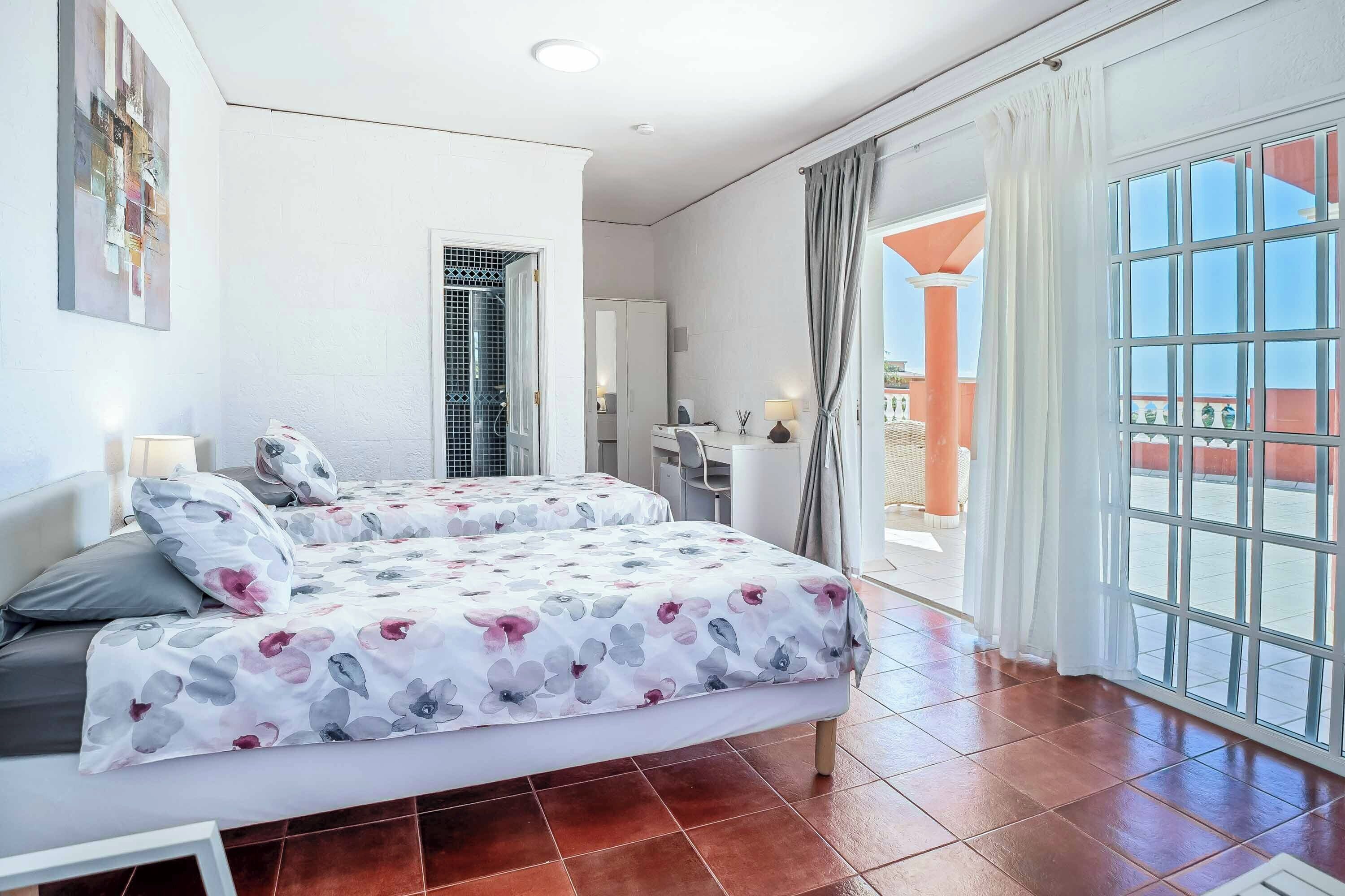 Een hotelkamer met een bed, een bureau en uitzicht.