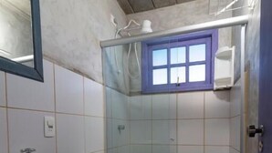 A bathroom with a sink, toilet, and shower enclosure. - Pousada Mandala Maresias (São Sebastião)