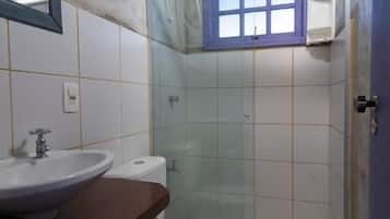 Habitación estándar doble, vistas al jardín | Baño | Ducha, artículos de higiene personal gratuitos, toallas y jabón