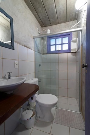 Standard-Doppelzimmer, Gartenblick | Badezimmer | Dusche, kostenlose Toilettenartikel, Handtücher, Seife