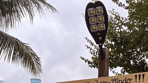 A signpost with multiple directional signs pointing to various amenities such as a swimming pool, restaurant, and other facilities. - Pousada Mandala Maresias (São Sebastião)