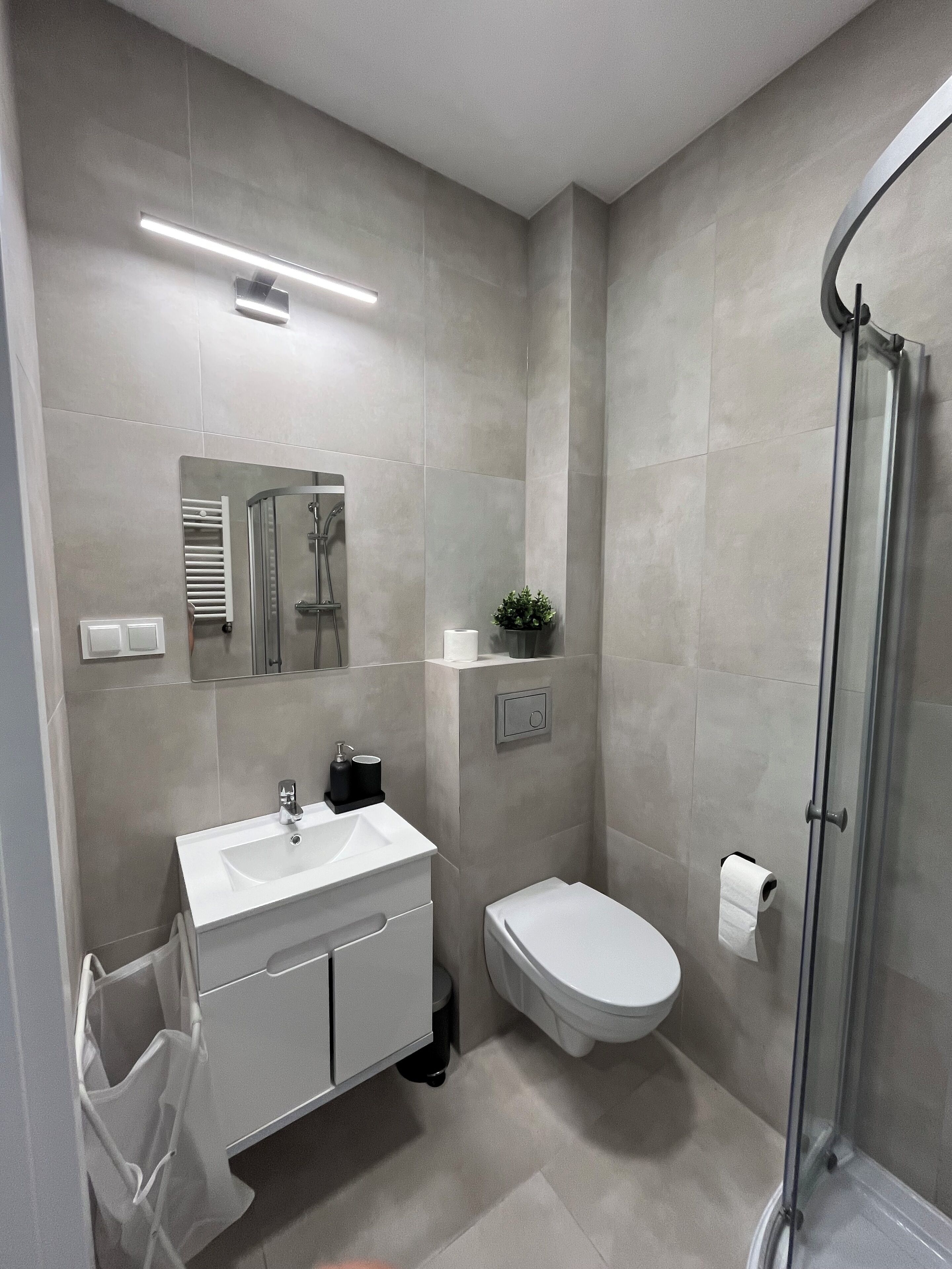 Regadera, secadora de cabello, toallas, jabón 