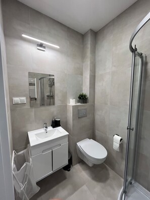 Douche, sèche-cheveux, serviettes fournies, savon