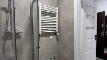 Douche, sĂšche-cheveux, serviettes fournies, savon