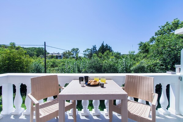 Deluxe-Apartment, Strandblick | Terrasse/Patio
