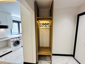 Apartamento luxo, vista para a cidade | Área de estar | TV 50 polegadas com canais via satélite, Netflix, serviços de streaming