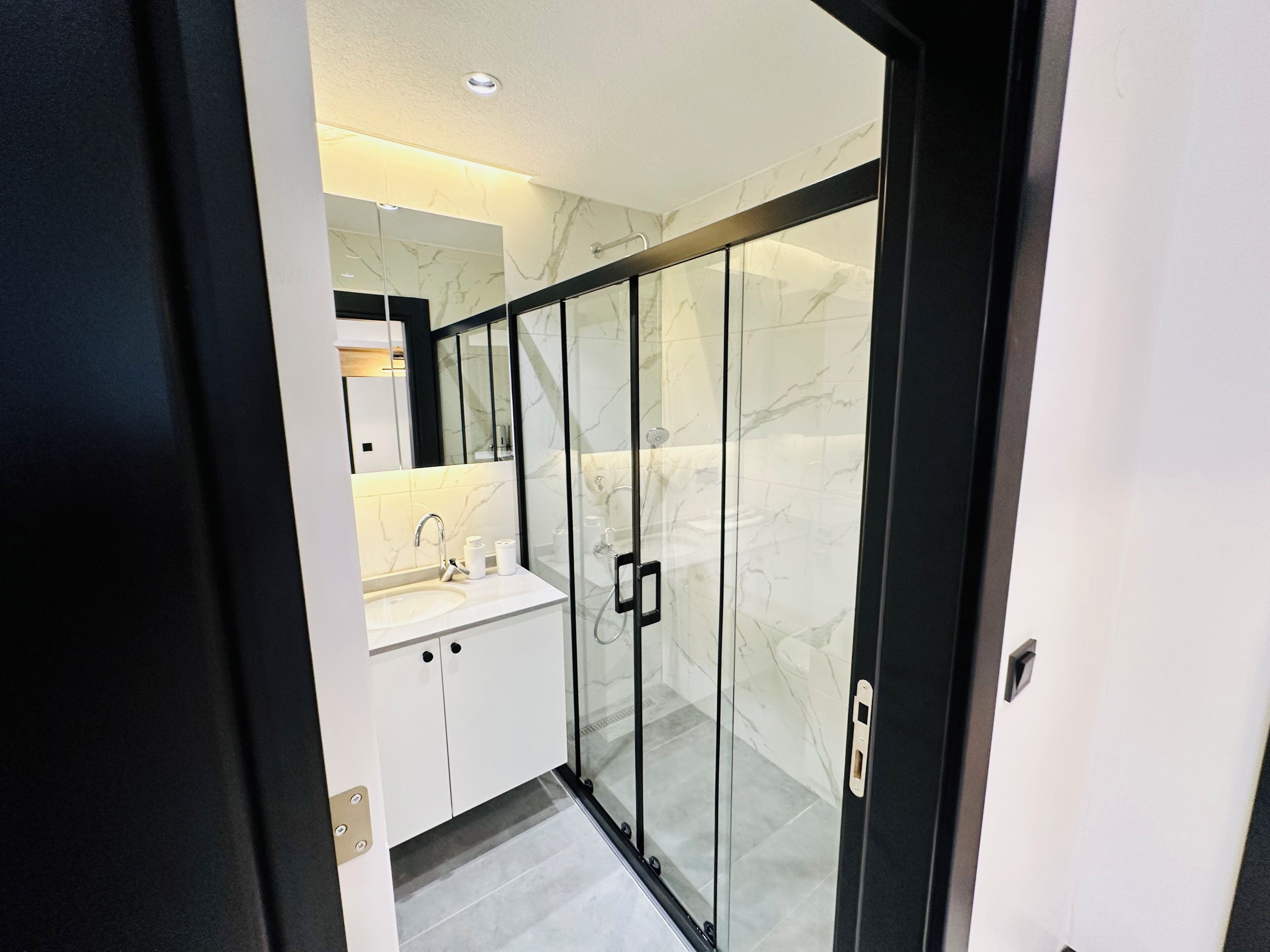 Deluxe-Apartment, Stadtblick | Badezimmer | Haartrockner, Hausschuhe, Handtücher, Seife