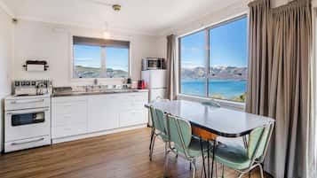 Een koelkast, een magnetron, een koffiezetapparaat/waterkoker