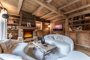 Smart TV, chimenea, estéreo, impresora