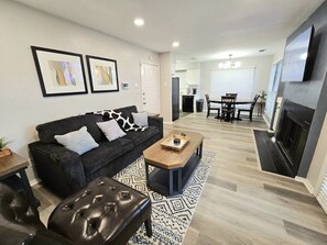 Living area - Lake Hubbard, Modern and spacious (Garland)