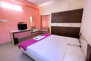 Meja kerja, ruang kerja ramah laptop, Wi-Fi gratis, dan seprai linen