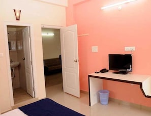 Deluxe Single Room, Balcony | Bathroom | Shower, towels, soap, shampoo