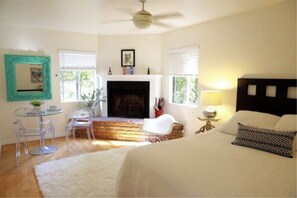 3 bedrooms, desk, iron/ironing board, WiFi - Santa Monica 3 bedroom house with sunny outdoor deck (Los Angeles)
