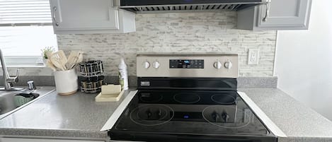Refrigerador, microondas, horno y parrilla de estufa