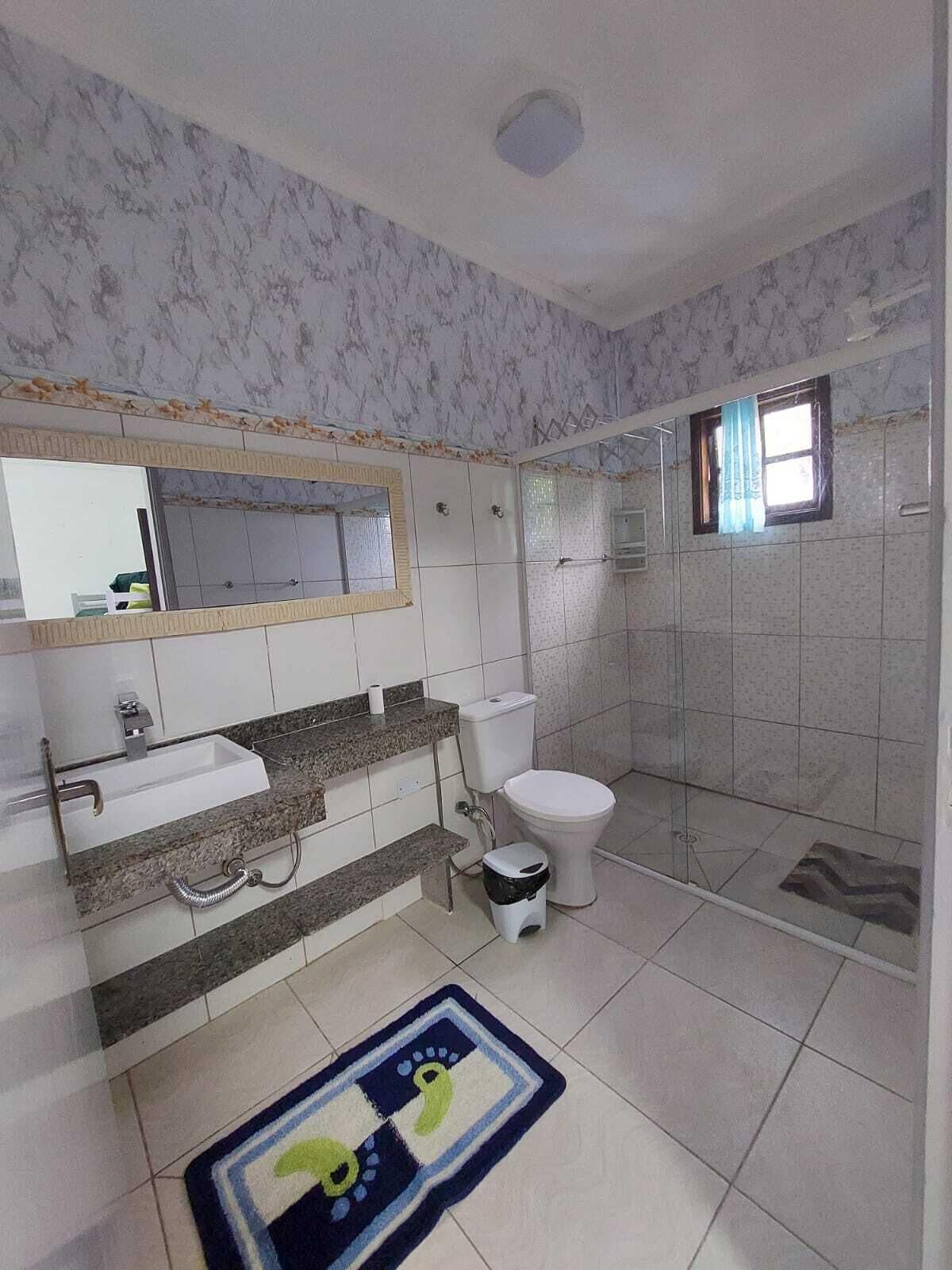 Chuveiro, toalhas de banho, sabonete, shampoo