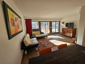 TV, DVD player - Appartement 3 Chambres Avec Terrasse de 150 m² (Pernes-les-Fontaines)