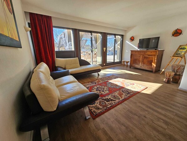 TV, DVD player - Appartement 3 Chambres Avec Terrasse de 150 m² (Pernes-les-Fontaines)