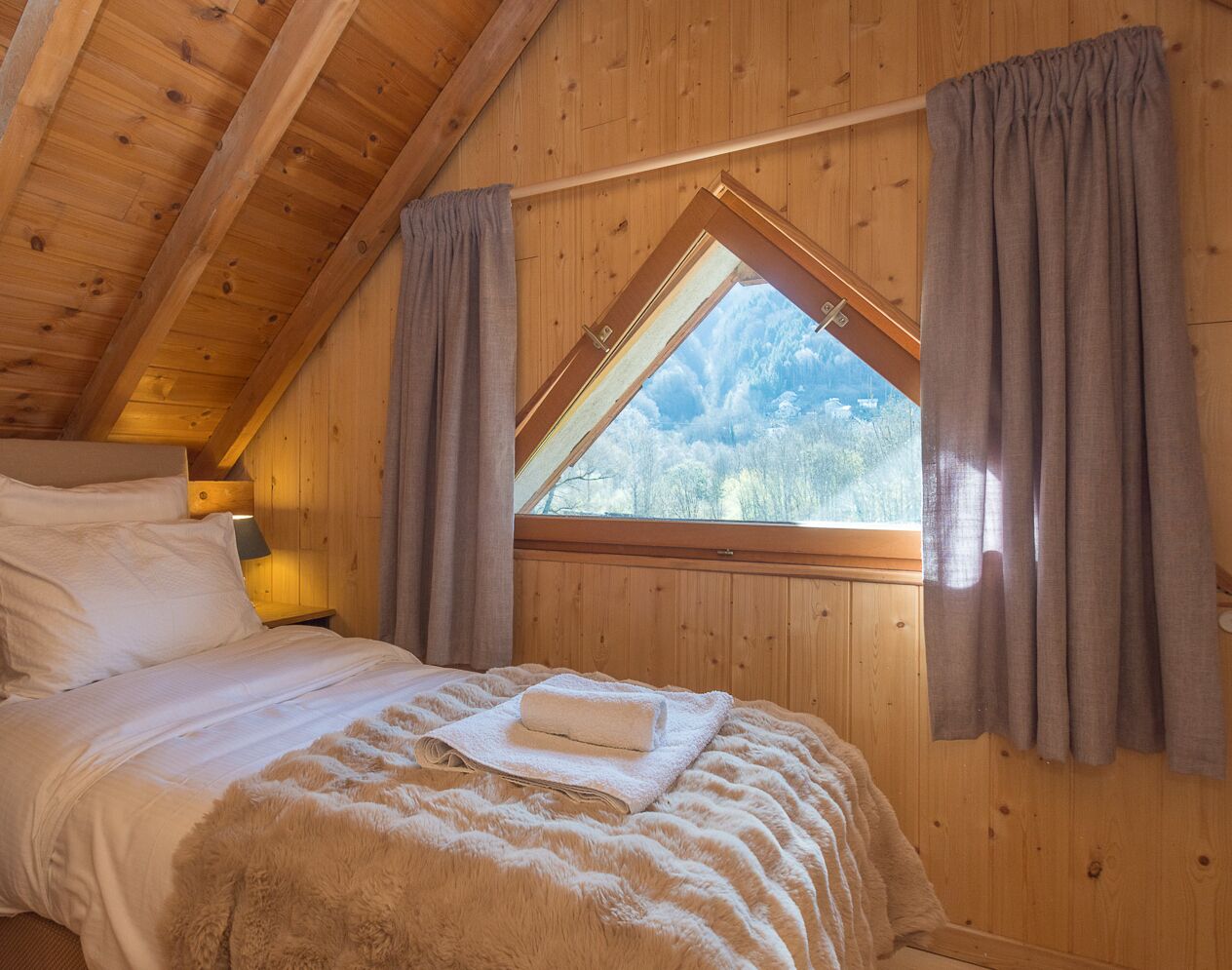 4 slaapkamers, een strijkplank/strijkijzer, reisbedje, gratis wifi