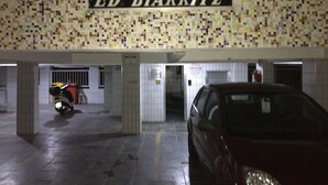 A parking garage with a mosaic wall and a sign that reads "ED BIARRITZ". - Pé na Areia Canto do Forte (Praia Grande)