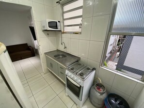 Studio | Private kitchen | Cookware/dishes/utensils - Pé na Areia Canto do Forte (Praia Grande)