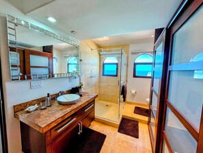 Chuveiro, secador de cabelo, toalhas de banho, sabonete