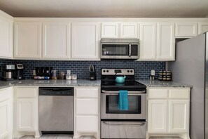 冰箱、微波炉、烤箱、炉灶