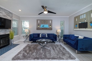 Smart TV, fireplace