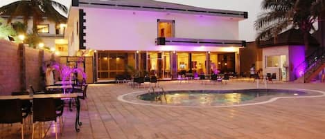Bar im Pool
