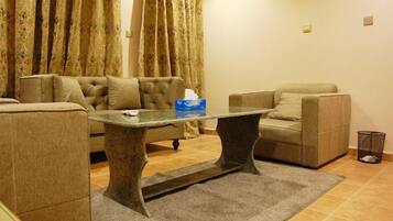 Quarto família, sacada, vista para a cidade | Área de estar