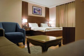 Habitación familiar, balcón, vistas a la ciudad | Escritorio, espacio para trabajar con un portátil, wifi gratis