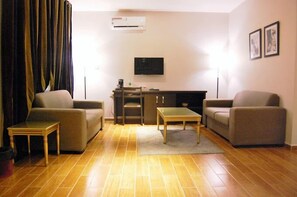 Habitación familiar, balcón, vistas a la ciudad | Zona de estar