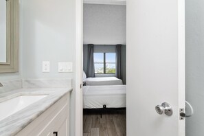 Serviettes fournies, savon, shampoing, papier toilette