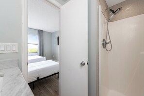 Handtücher, Seife, Shampoo, Toilettenpapier