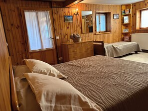 1 slaapkamer, een bureau, een strijkplank/strijkijzer, wifi