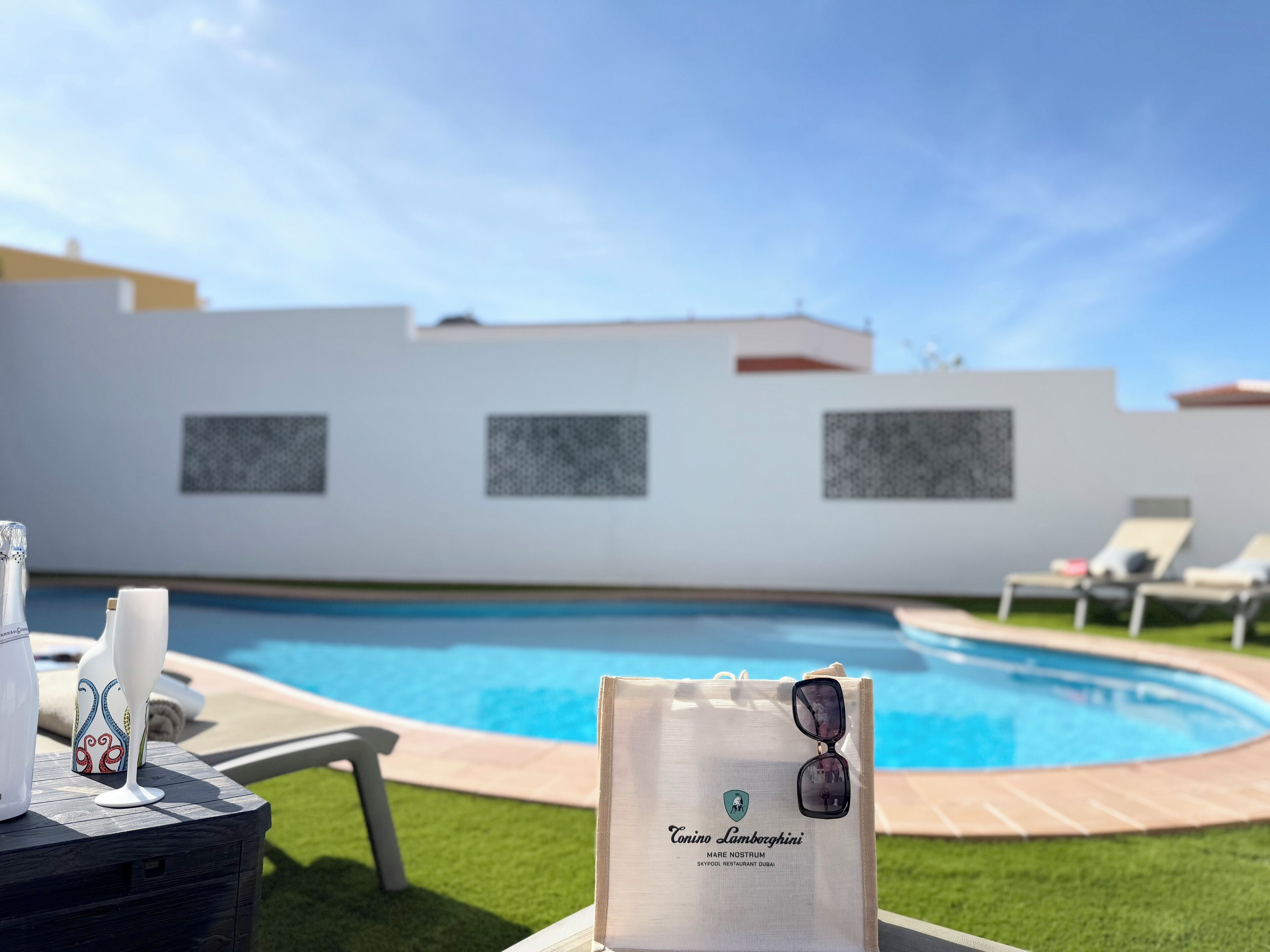 Utomhuspool och uppvärmd pool