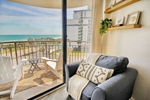 Smart TV - Steps to the Beach, Ocean Views, King Bed, Pool (Myrtle Beach)