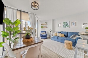 Smart TV - Steps to the Beach, Ocean Views, King Bed, Pool (Myrtle Beach)