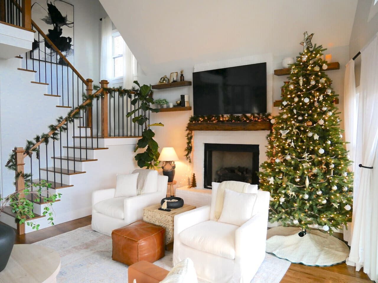 Smart-TV, Kamin, Bücher, Arbeitsbereiche