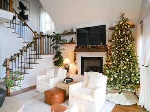 تلفزيون ذكي، مدفأة، كُتُب، مكتب