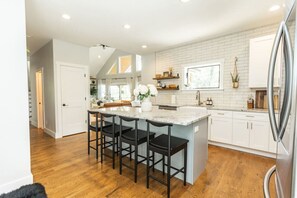 Kjøleskap, mikrobølgeovn, ovn og kokeplater