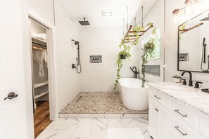 Hair dryer, towels - Cozy Luxury Treehouse, 10 Min To Asheville, Mountain Views (Swannanoa)