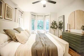 3 slaapkamers, een bureau, een strijkplank/strijkijzer, reisbedje