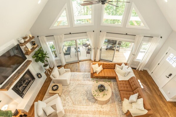 Smart TV, fireplace, books, offices