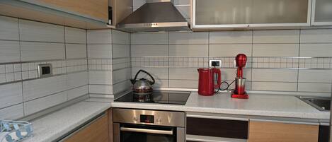 Een koelkast, een magnetron, een oven, een kookplaat