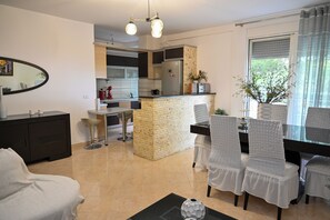 Dining - Cozy apartment in charming Durrës with AC, WiFi (Durrës)