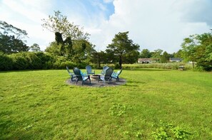 Property grounds - Charming waterfront, 3-bedroom house on Goose Creek in welcoming Southold (Southold)